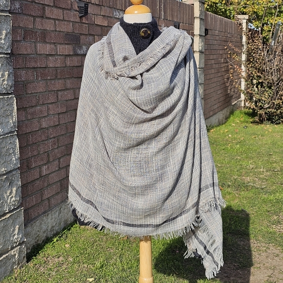 Steve Madden grey weave wrap/ scarf - Picture 5 of 7